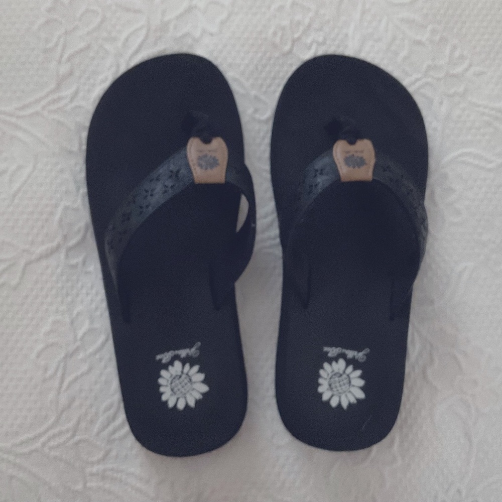 Yellow Box Benji black size 8.5 flip flops